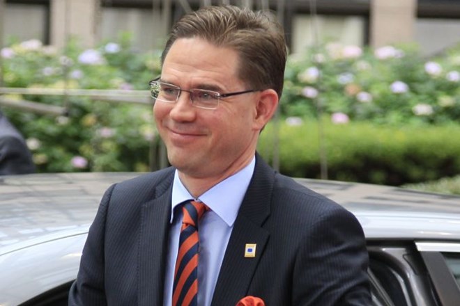 Finskega premiera Jyrkija Katainena naj bi danes napadel moški z nožem v roki in ga skušal zabosti.
