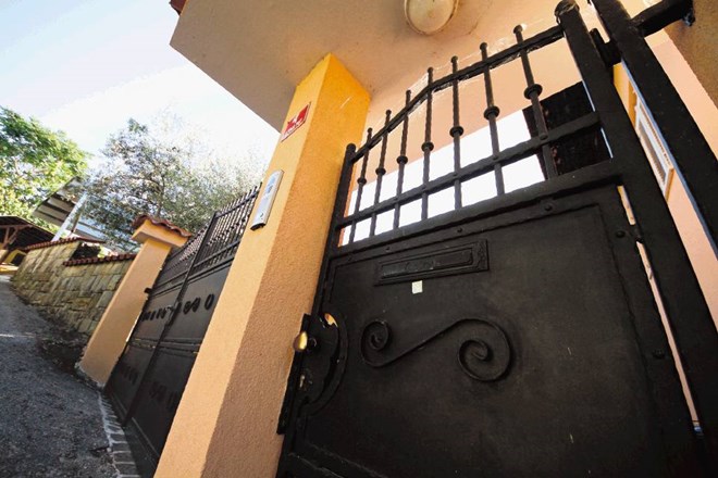 Hiša v Portorožu, ki jo je Robert Časar nadzidal v času mandata v Luki Koper, nima gradbenega dovoljenja. Zaradi ograje, ki...