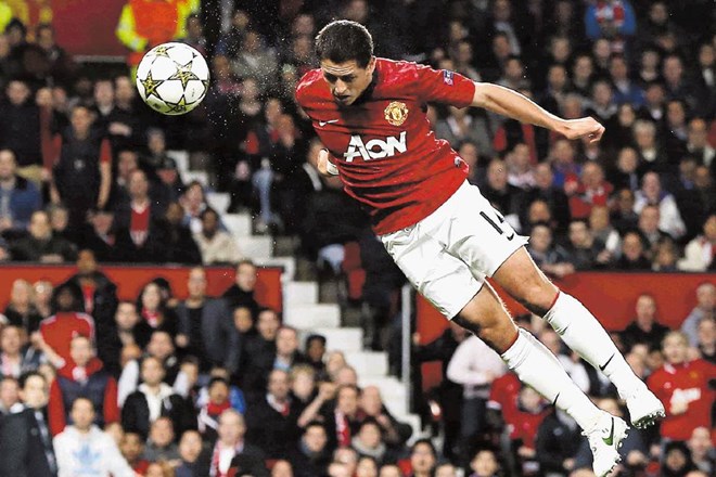 Javier Hernandez je takole zabil prvi gol za Manchester United, v nadaljevanju pa še enega za veliki preobrat svojega moštva...