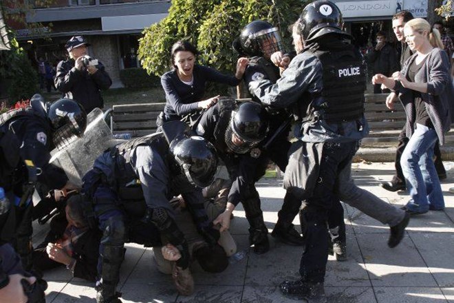 Boj med policisti in protestniki.AP