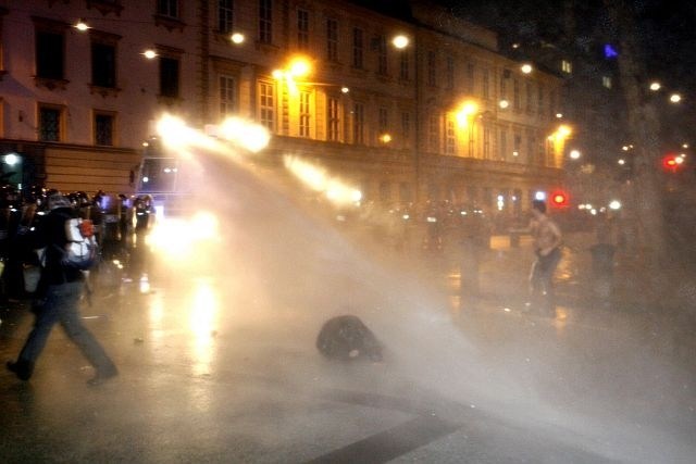 V petkovih protestih v Ljubljani je policija prvič v zgodovini samostojne Slovenije uporabila vodni top. (foto: Bojan...