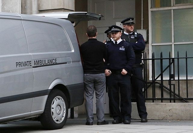 Policisti pred stanovanjem, v katerem je bolniška sestra naredila samomor. (foto: Reuters) 