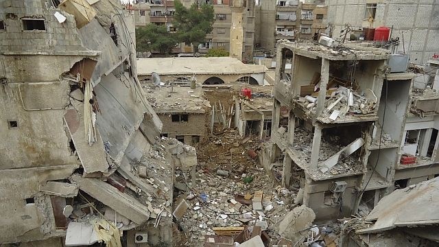 Ruševine v Daraji, mestu v bližini Damaska. (foto: Reuters) 