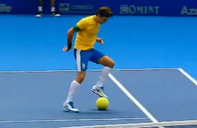 Roger Federer je v Braziliji moral pokazati tudi nogometno znanje. (Foto: YouTube) 