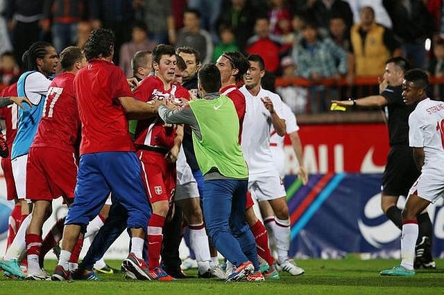 Po tekmi med mladima reprezentancama Srbije in Anglije je prišlo do incidenta, Uefa pa je Nogometno zveze Srbije danes le...