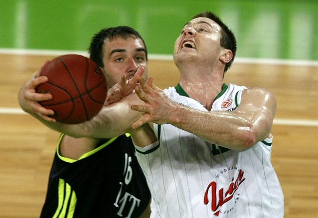 V dvoboju med slovenskim reprezentantom Mirzo Begićem in najboljšim igralcem Olimpije Aronom Baynesom je bil uspešnejši...
