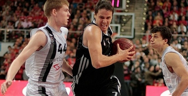 Boštjan Nachbar (z žogo) je bil na odločilni tekmi proti Partizanu najboljši strelec Bamberga. (Foto: euroleague.net) 