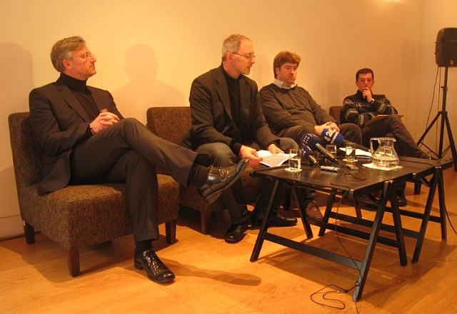 Od leve proti desni: sociolog dr. Urban Vehovar, povezovalec okrogle mize in predsednik Akademije za demokracijo dr. Lenart...