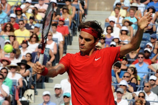 Švicarskemu teniškemu asu Federerju nekateri organizatorji turnirjev le za nastop odštejejo tudi 800.000 evrov.  (Foto:...