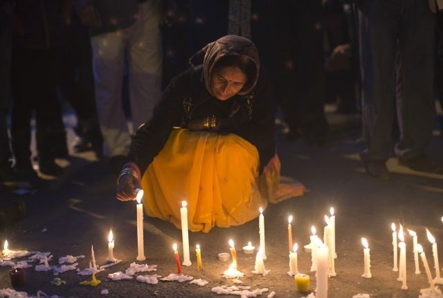 Žalujoči prižigajo sveče. (Foto: Reuters) 