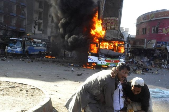 Skupina okoli 180 šiitov je bila s tremi avtobusi na poti v Iran, ko je v avtomobilu ob cesti eksplodirala daljinsko vodena...