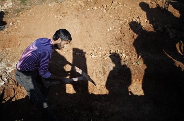 V grobove ponekod pokopljejo več trupel. (Foto: Reuters) 