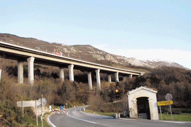 Zaradi nesoglasij med direkcijo za ceste in Darsom se je obnova regionalne ceste čez Rebrnice začela šele dobra tri leta po...