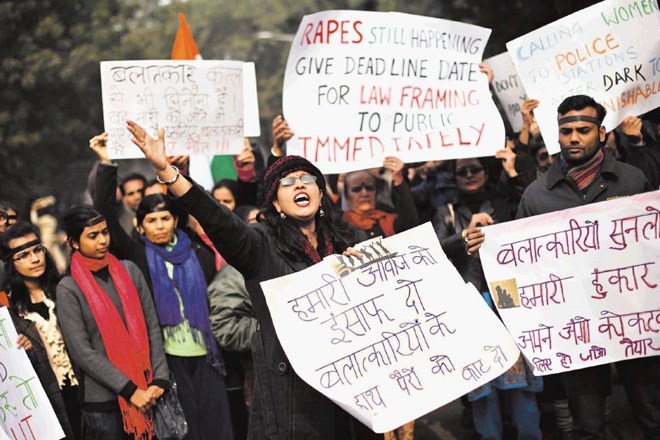 Brutalno posilstvo 23-letnice je v Indiji sprožilo val protestov, s katerimi javnost zahteva strožje kazni za spolne...