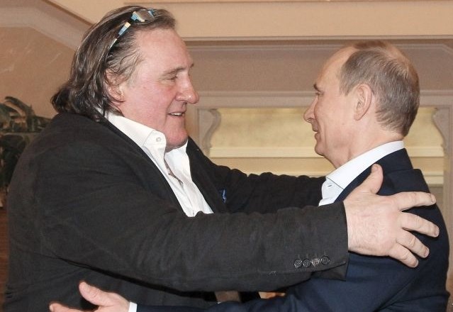 Srečanje med Gerardom Depardieujem (levo) in Vladimirjem Putinom (desno).    