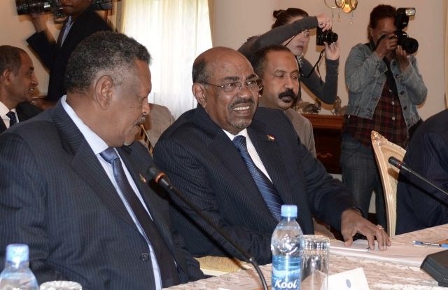 Sudanski predsednik Omar al Bašir (v sredini) med srečanjem s predstavniki Južnega Sudana.    