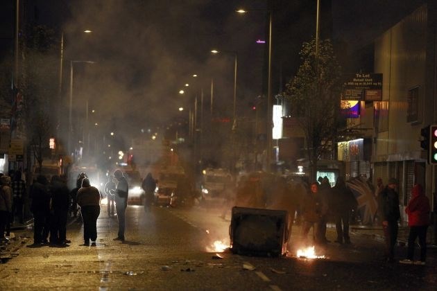 Že tretja noč nasilja v Belfastu