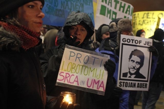 Danes se protesti v Mariboru nadaljujejo z že 5. vstajo. (Foto: Luka Cjuha) 