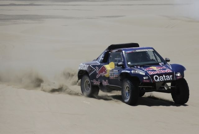 Španec Carlos Sainz je vnovič vodilni na letošnjem reliju Dakar. (Foto: Reuters) 