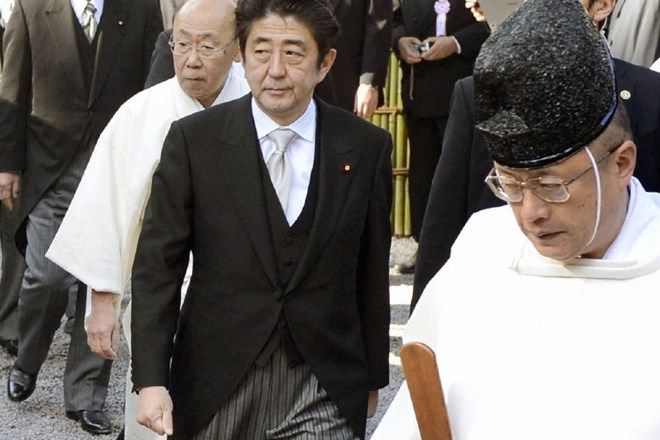Japonski premier prvo sejo vlade odprl s himno