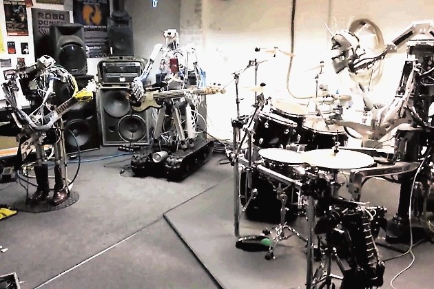Robotsko glasbeno skupino Compressorhead sestavljajo Fingers, kitarist z 78 prsti, basist Bones in živahni bobnar Stickboy,...