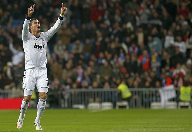 Cristiano Ronaldo je včeraj dosegel tri gole, navijače pa pozval, naj prenehajo žvižgati Joseju Mourinhu. 
