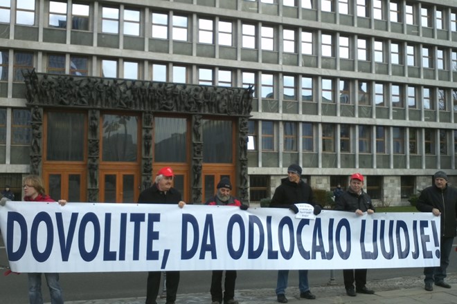 Današnji protest pred državnim zborom. (Foto: Niko Bajec) 
