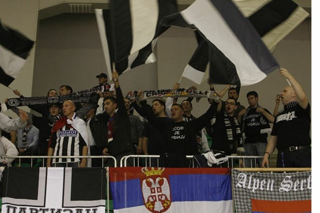 Navijači Partizana so razgrajali na tekmi proti Ciboni. (Foto: Matej Povše) 