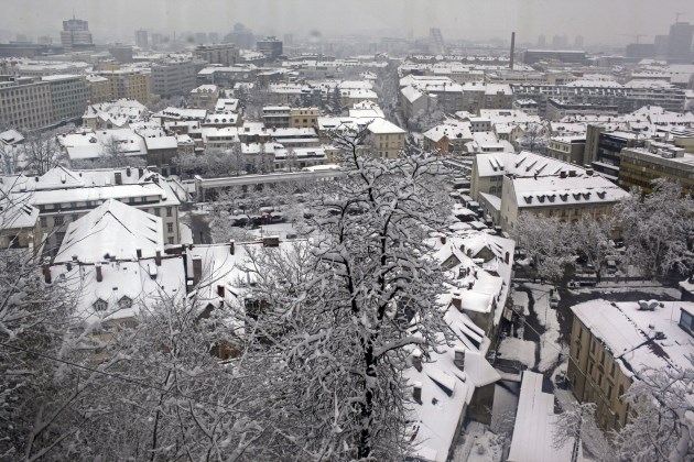 Nad strehami zasnežene Ljubljane.  Foto: Jaka Gasar 