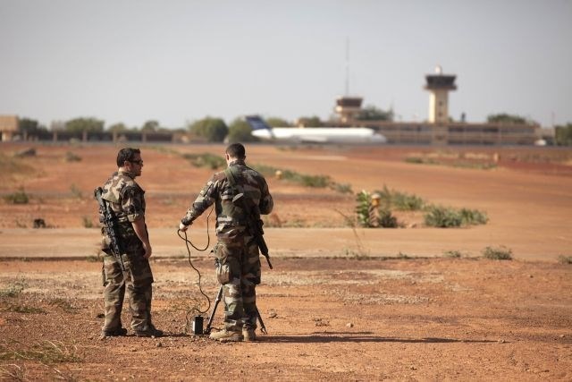 Francoski vojaki preizkušajo opremo v Maliju.   