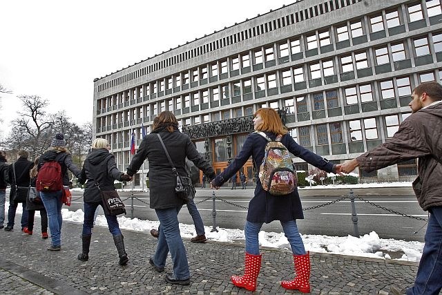 Zaradi človeškega obroča v začetku decembra je policija danes oglobila Univerzo v Ljubljani, njenega rektorja Pejovnika in...