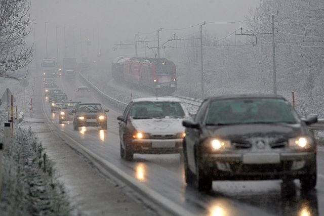 Sneženje spet povzroča težave na cestah. (foto: Luka Cjuha) 