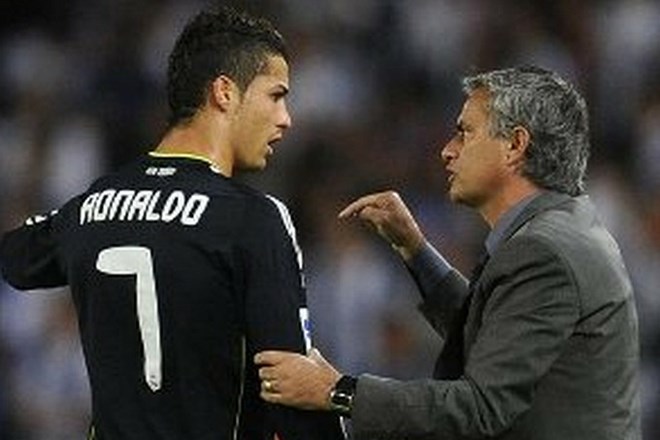 Po tekmi je v  slačilnici sledil kratek, a intenziven pogovor med Mourinhom in Ronaldom (Foto: Reuters) 
