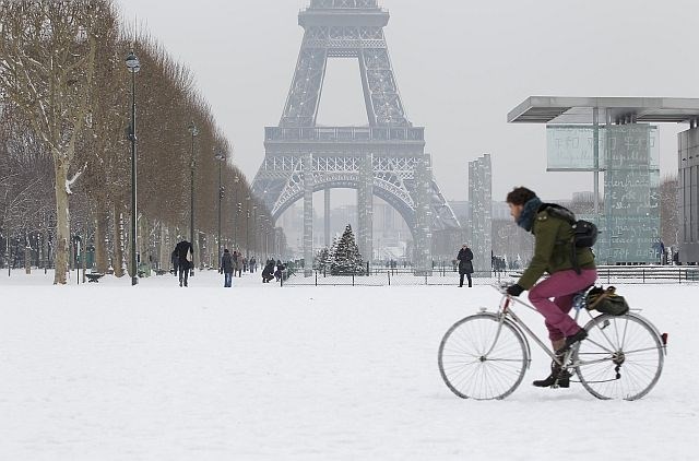 Velik del Francije je danes zajelo sneženje (foto: Reuters) 
