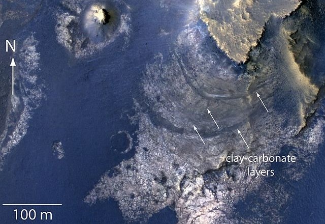 Pogled na McLaughlinov krater. S puščicami so označeni nanosi gline, ki naj bi dokazovali, da se je po Rdečem planetu nekoč...