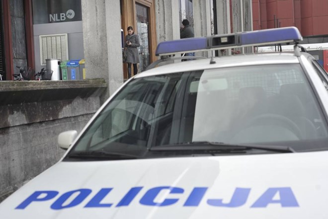 Krški policisti prijeli trojico, ki je več mesecev vlamljala in kradla avtomobile