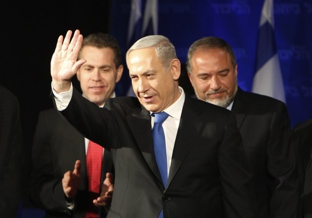 Benjamin Netanjahu je na volitvah dobil največ glasov. Čaka ga težavno sestavljanje koalicije.  Foto: Reuters 