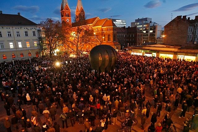 Množica na novembrskem protestu v Mariboru (foto: Tomaž Skale) 