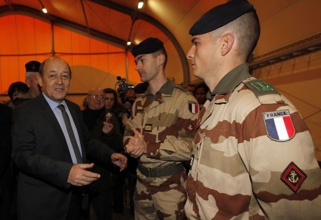 Francoski obrambni minister Jean-Yves Le Drian s francoskimi vojaki    