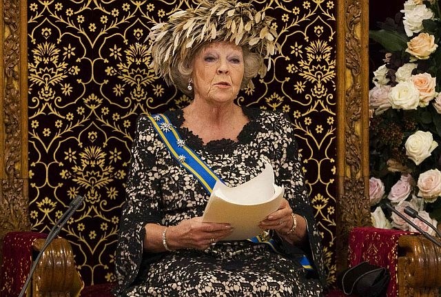 Kraljica Beatrix predaja prestol sinu. (foto: Reuters) 