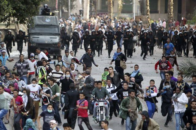 V Kairu so policisti in protestniki na glavni cesti, ki vodi do trga Tahrir, drug proti drugemu metali kamenje. (foto:...