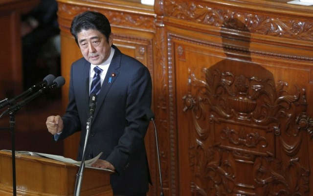 Japonski premier Šinzo Abe je danes obiskal južno regijo Okinava in poudaril, da bo Japonsko ubranil "provokacij". (foto:...