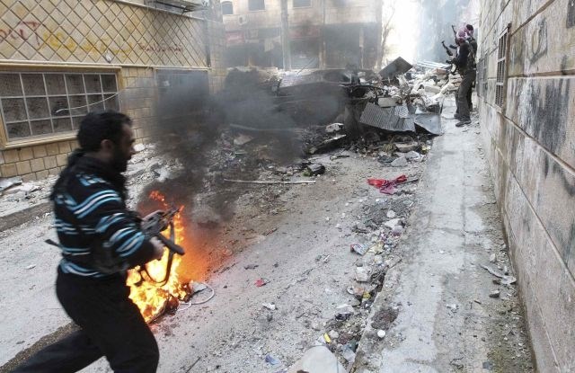 Po podatkih observatorija je med mrtvimi tudi 16 civilistov. (foto: Reuters) 