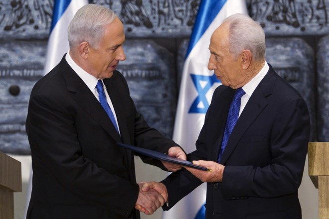 Izraelski mandatar Benjamina Netanjahu in izraelski predsednik Šimon Peres    