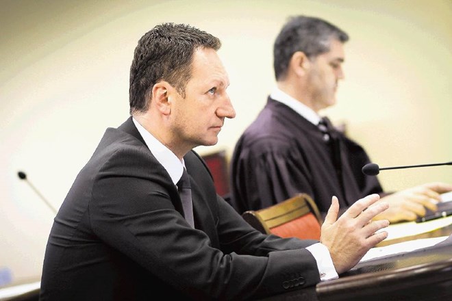 Obtožnica, ki Borisu Popoviču (na fotografiji, v ozadju njegov zagovornik Branko Gvozdič)  očita zlorabo položaja pri izbiri...