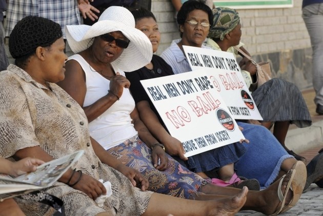 Ženske protestirajo v Bredasdorpu v Južni Afriki, kjer sta dva moška obtožena, da sta posilila in ubila najstnico. Afriški...