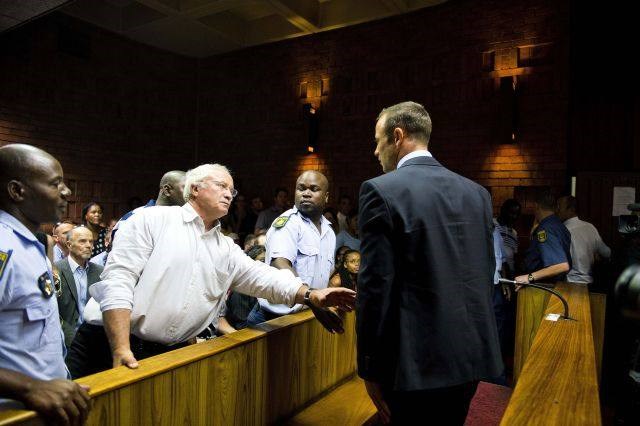 Oscar Pistorius na sodišču (foto: Reuters) 