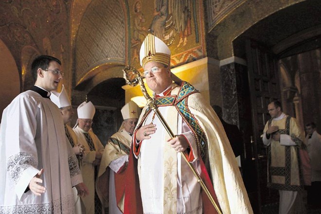 »Smehljajoči se papež«, kot pravijo kardinalu Timothyju Dolanu, se bo podredil klicu iz Vatikana. 