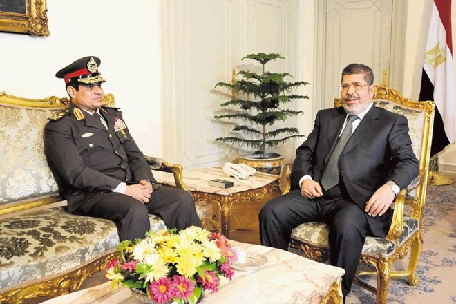 Mursi se je ob razpisu volitev sestal tudi s poveljnikom vojske, obrambnim ministrom Abdelom Fatahom El Sisijem. 