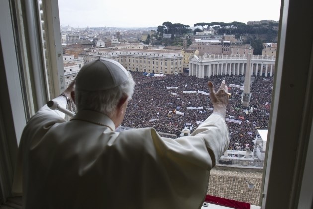 Papeža Benedikt XVI. so med današnjo mašo prekinili številni aplavzi in vzkliki vernikov.  Foto: Reuters 
